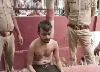 Aligarh News: एलएलबी के छात्र ने पेट्रोल छिड़ककर किया आत्मदाह का प्रयास, खून से लिखे पत्र, ढाई घंटे चला हंगामा
