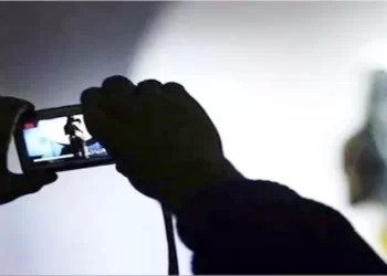 हॉस्टल में नर्स का Bathing Video बना रहा था यूपी पुलिस का सिपाही, कपड़े बदलने के लिए बढ़ाए हाथ तो…