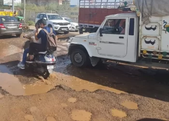 सड़क में गड्ढे या गड्ढों में सड़क, गुरुग्राम के इस रोड पर राहगीरों के लिए सफर है मुश्किल