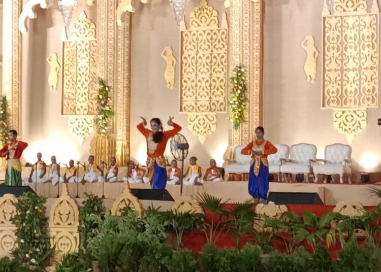 आगरा के जनकपुरी महोत्सव में हुए भक्तिमय सांस्कृतिक कार्यक्रम. श्रद्धालुओं ने भी भजनों के साथ स्वर मिलाकर दिया कलाकारों का साथ