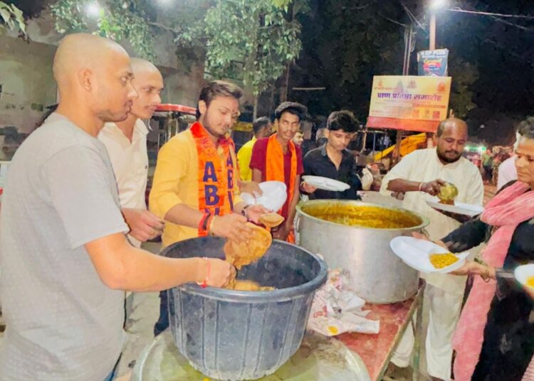 विद्यार्थी परिषद बांदा के नगर मंत्री कार्तिकेय गुप्ता के नृतत्व में भोजन वितरण।