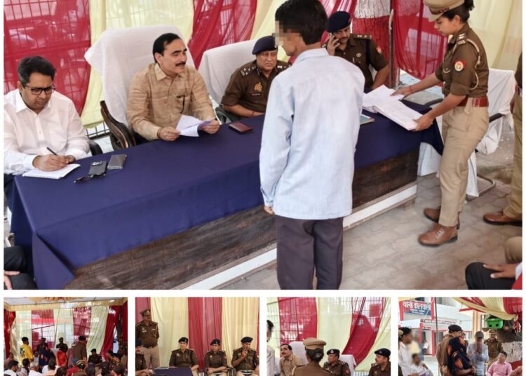मण्डलायुक्त एवं डीआईजी चित्रकूटधाम परिक्षेत्र बांदा द्वारा जिलाधिकारी व पुलिस अधीक्षक महोबा के साथ थाना समाधान दिवस पर कोतवाली नगर महोबा में मौजूद रहकर फरियादियों की समस्यायें को सुना गया