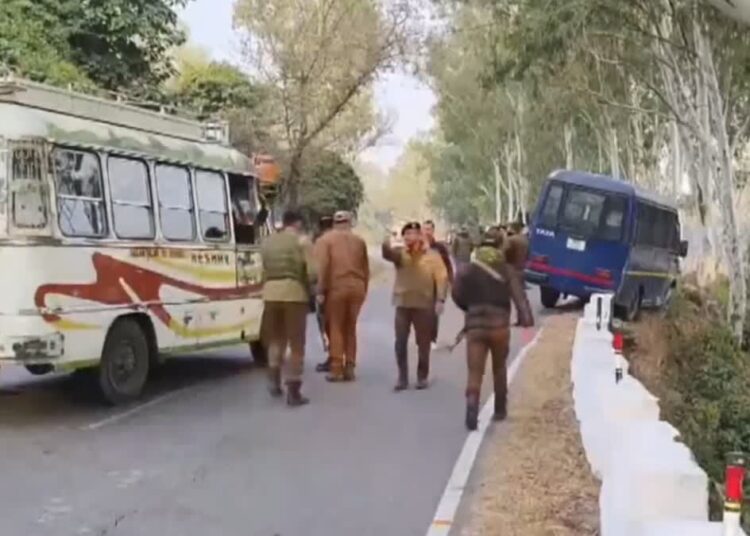 सोपोर के दो पुलिसकर्मियों की गोली लगने से हुई मौत, वैन में मिले शव; जांच में जुटी पुलिस