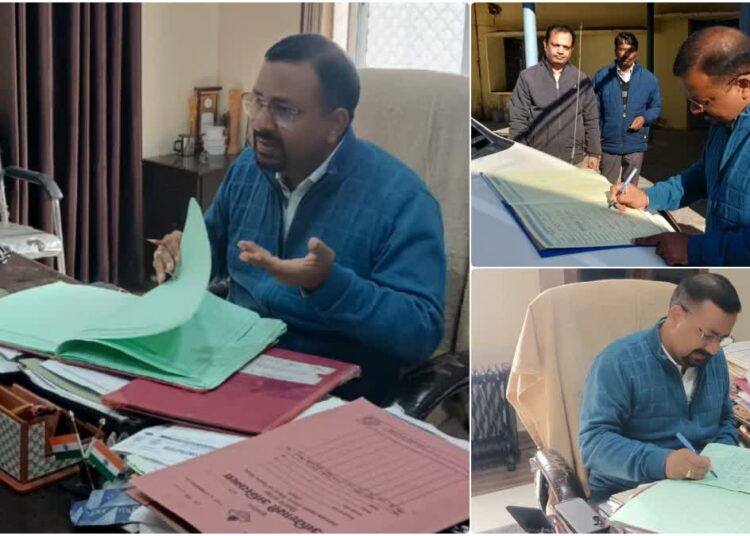 कार्यालयों में अचानक धमके डीएम, 31 कर्मी मिले अनुपस्थित, रोका वेतन