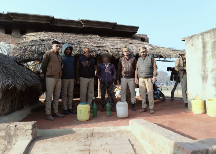 थाना खखरेरू पुलिस टीम द्वारा अवैध शराब निष्कर्षण के विरुद्ध चलाये गये अभियान