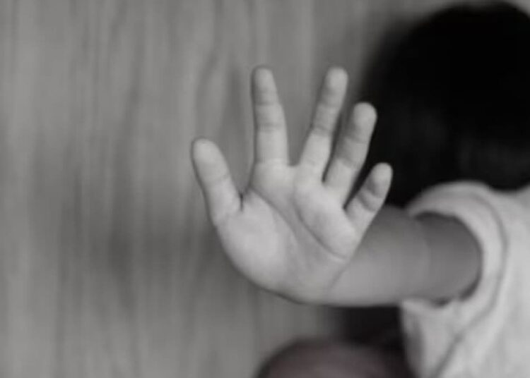 4 साल की मासूम से दरिंदगी, घर के बाहर से उठा ले गया था पड़ोसी युवक, बिलखती पीड़िता ने बताया सच; FIR