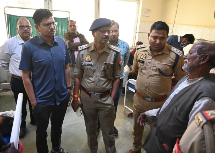 डीएम व एसपी द्वारा भांगा पुल पर हुयी सडंक दुर्घटना में घायलों को जिला अस्पताल में भर्ती कराया गया तथा उचित इलाज हेतु सीएमएस से वार्ता की गयी।
