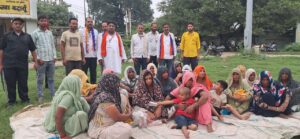 इमरान प्रकरण में अपना दल (एस) पुलिस अधीक्षक नगर से मिला।10 दिन बाद भी नहीं हुई fir।
बदायूं।आपको बता दें।ग्राम सालारपुर थाना सिविल लाइन बदायूँ के मुख्तियार पुत्र बेचे अली (पूर्व प्रधान पडोलिया) ने मो० इमरान जो हुसैनपुर में डाक्टरी की दुकान चलाते थे को फोन करके पडौलिया जारत पर बुलाया और मो० इमरान की ओर से बबलू पुत्र बच्चन निवासी इकराम नगर पौगोटिया थाना बिनावर बदायूँ के विरूद्ध थाना बिनावर में मु०अ०सं०-97/2025 पर दर्ज रिपोर्ट में समझौते का दबाव बनाया क्योंकि बबलू पुत्र बच्चन मुख्तार के लड़के का साला है। मो० इमरान फैसले करने के लिए उनके दबाब में नहीं आया तो मुख्तार, मुशर्रफ, साजिद, असलम, पुत्तन और बबलू ने योजना के तहत पडौलिया जारत थाना कुँवरगांव पर मो० इमरान को कोलड्रिंक में मिलाकर कोई जहर पिला दिया। मो० इमरान की उसकी डॉक्टरी की दुकान पर हालत खराब हो गई तो सूचना पर इमरान का फुफेरा भाई असीम इमरान की पत्नी के साथ इमरान को अपने घर गाँव हुसैनपुर ले गया। सूचना पर छोटा भाई अनस हुसैनपुर पहुंचा तो समय करीब 6 से 6:30 बजे के करीब दिनांक 20.08.2025 दिन बुधवार सबके सामने इमरान ने बताया कि मुख्तार, मुशर्रफ साजिद, असलम, पुत्तन और बबलू ने मुझे कोल्डड्रिंक में कोई जहर दे दिया है अनस मो० इमरान के खराब कपड़ो को निकलवा कर उसके शरीर को साफ कर हुसैनपुर के अहसन की लूंगी बाधकर किराए की कार से इनाया अस्पताल लालपुल बदायूँ ले गया वहां मना करने पर मेडीकल कॉलेज बदायूँ ले गया जहां भर्ती होने से पहले ही मो० इमरान की मृत्यु हो गई। मो० इमरान की बुआ मैनाज पत्नी साकिर अली व फुफेरा भाई जसीम पुत्र अहसन ने जारत पर इमरान को उक्त लोगों के साथ कोल्डड्रिंक पीते हुये देखा था। थाना बिनावर पुलिस की लापरवाही से उक्त लोगो ने घटना को अंजाम दिया है। 29 अगस्त से परिवार व संबंधी सहित मालवीय आवास पर धरने पर बैठे है इस सम्बन्ध में आज अपना दल के जिलाध्यक्ष नदीम अशरफ पार्टी पदाधिकारियों के साथ जाकर पुलिस अधीक्षक नगर से मिले । दो दिन के अन्दर अगर रिपोर्ट दर्ज नही की तो बड़ा आन्दोलन किया जाएगा।पार्टी पदाधिकारियों में ओमवीर सिंह एडवोकेट,जुल्फिकार अली शिवेन्द्र पटेल, बी यीशु दास,जैनेंद्र पटेल आदि लोग उपस्थित रहे।