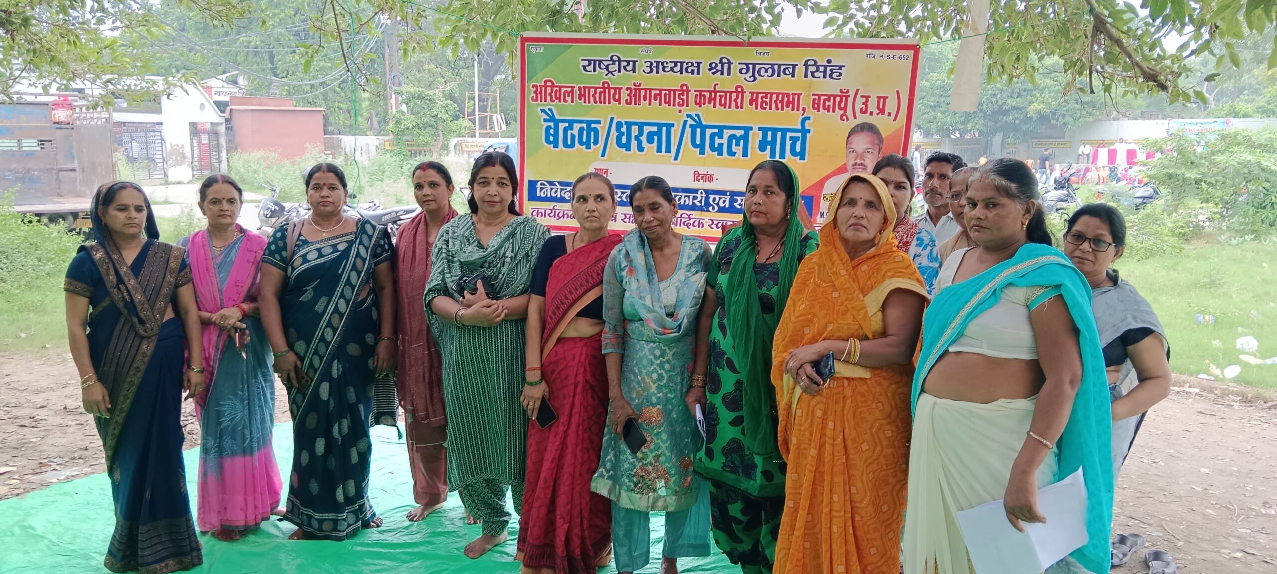 आंगनबाड़ी कार्यकत्रियों ने मजिस्ट्रेट को सौपा ज्ञापन -
 बदायूं अखिल भारतीय आंगनबाड़ी कर्मचारी महासभा के बैनर तले आंगनबाड़ी कार्यकत्रियों की मासिक बैठक का आयोजन मालवीय आवास ग्रह बदायूं पर किया गया ।बैठक को सम्बोधित करते हुए मंडल अध्यक्ष मोर श्री गुप्ता ने कहा कि आंगनबाड़ी कार्यकत्रियां लाभार्थी का चेहरा प्रमाणी करण करते हुए परेशान हैं ।विभाग द्वारा ना तो रिचार्ज का पैसा दिया जा रहा है । और ना ही नए मोबाइल दिए जा रहे हैं । जिला अध्यक्ष राजेश कुमार सक्सेना ने कहा कि जब तक नए मोबाइल और रिचार्ज का पैसा नहीं दिया जाए तव तक अनावश्यक आंगनबाड़ी कार्यकर्ताओं पर दबाव न बनाया जाए । जिन आंगनबाड़ी कार्यकत्रियों का मानदेय रोका गया है उसको तुरंत ही चालू किया जाए ।कार्य करने के बदले प्रोत्साहन राशि में परियोजना स्तर पर पैसे की उगाई बंद की जाए ।कुछ परियोजनाओं पर पैसे लेकर ही पी एल आई  बनाई जा रही है जिसके लिए संगठन कभी बर्दाश्त नहीं करेगा । इस मौके पर एक ज्ञापन मजिस्ट्रेट के लिए सोपा गया । जिसमें प्रमुख मांग चेहरा प्रमाणीकरण , एवं पी एल आई पर पैसा वसूली बंद किया जाए । देहगवॉ परियोजना की ग्राम पंचायत सलावतपुर भूड  में आंगनबाड़ी सहायिका का प्रमोशन किया जाए ।सेवानिवृत्ति के उपरांत आंगनबाड़ी कार्यकत्रियों एवं सहायिकाओं के लिए ₹500000 की एकमुश्त धनराशि जारी की जाये जिससे कि वह अपना जीवन यापन कर सकें । इस मौके पर प्रवेश कुमारी चौहान, कुमकुम जौहरी, शशि रानी सक्सेना, निशा सक्सेना ,खजाना देवी, अनवरी बेगम, पूनम शर्मा , नूतन सक्सेना,  सीमा रानी, नीलम कुमारी चौहान, श्यामा देवी .,रामायण श्री, सुनीता, शशि देवी ,धन देवी, वेदवती, विभा शर्मा , अर्चना कुमारी, ममता देवी, राजेश्वरी मिश्रा , जावित्री, प्रेमवती देवी, मेंराज बेगम आदि लोगों ने अपने- अपने विचार व्यक्त किये ।कार्यक्रम का संचालन दिनेश यादव ने किया । 

 रिपोर्ट जुनैद खान की 