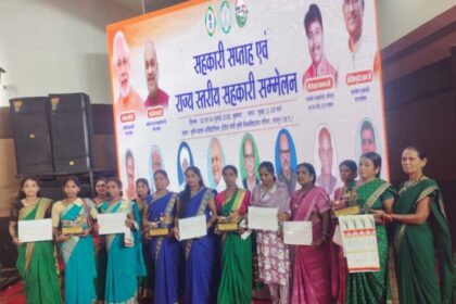 मुख्यमंत्री-विष्णुदेव-साय-ने-जशपुर-के-वन-धन-विकास-केंद्र-पंचक्की-की-महिला-स्व-सहायता-समूह-को-किया-सम्मानित