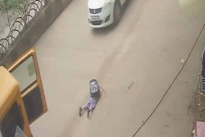 cg-news:-चलती-स्कूल-वैन-का-गेट-खुला,-सड़क-पर-गिरा-मासूम;-बड़ा-हादसा-टला