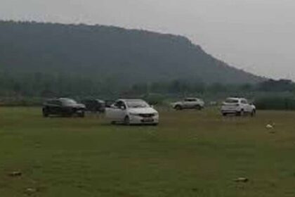 सूरजपुर-के-पर्यटन-स्थल-पर-कार-से-खतरनाक-स्टंट,-युवकों-का-वीडियो-चर्चा-में