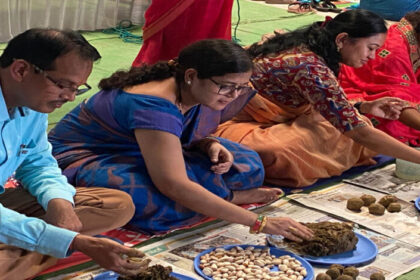 वीबी-जीरामजी-के-अंतर्गत-सारंगढ़-में-स्व-सहायता-समूहों-की-अभिनव-पहल,-30-हजार-सीड-बॉल-का-वितरण