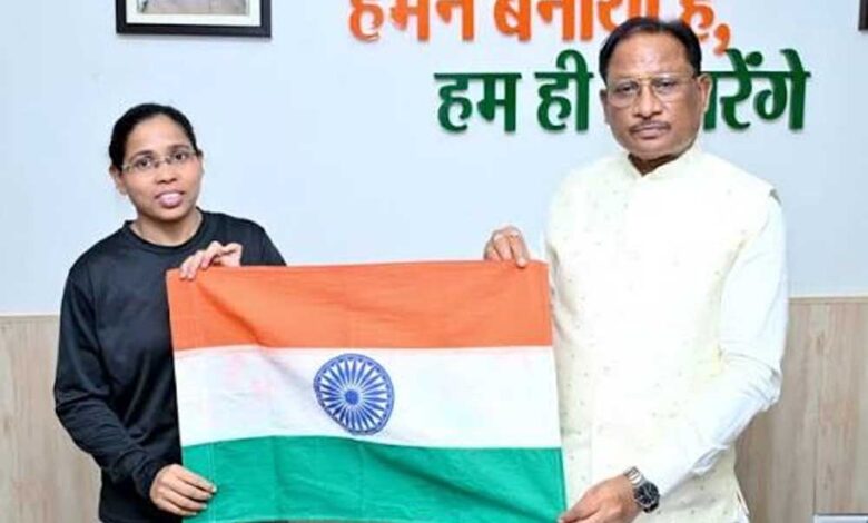 मुख्यमंत्री-विष्णुदेव-साय-ने-माउंट-एवरेस्ट-फतह-करने-वाली-पर्वतारोही-अमिता-श्रीवास-को-दी-बधाई