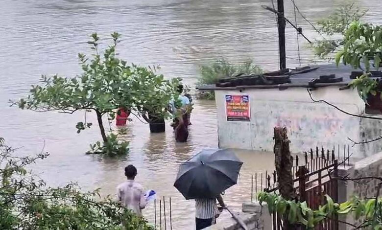 बिलासपुर-में-भारी-बारिश-से-कई-घर-बने-टापू,-भूख-प्यास-से-जूझ-रहे-लोग